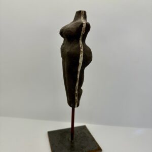 Sculpture en céramique noire – silhouette féminine pulpeuse