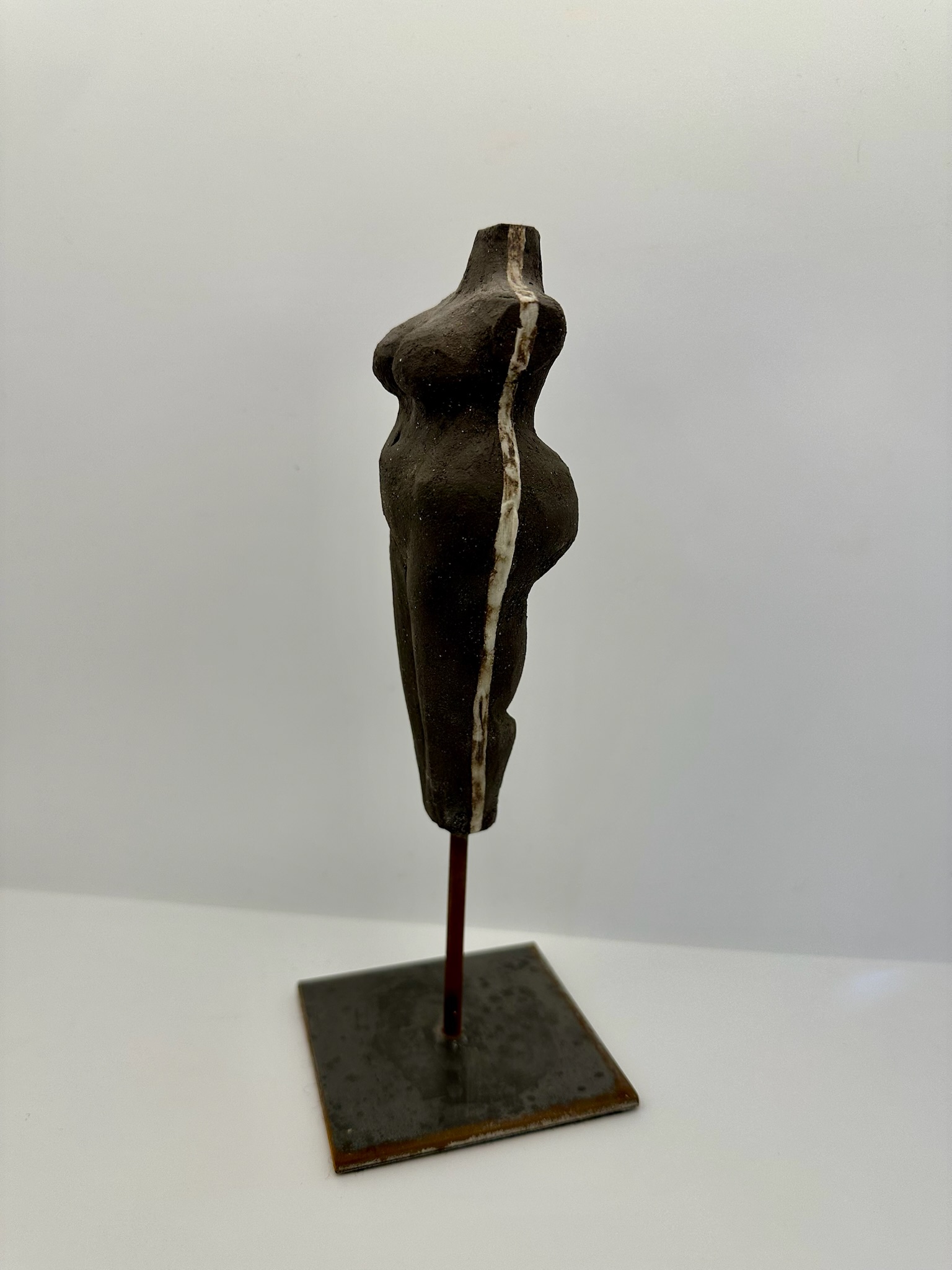 Sculpture en céramique noire – silhouette féminine pulpeuse