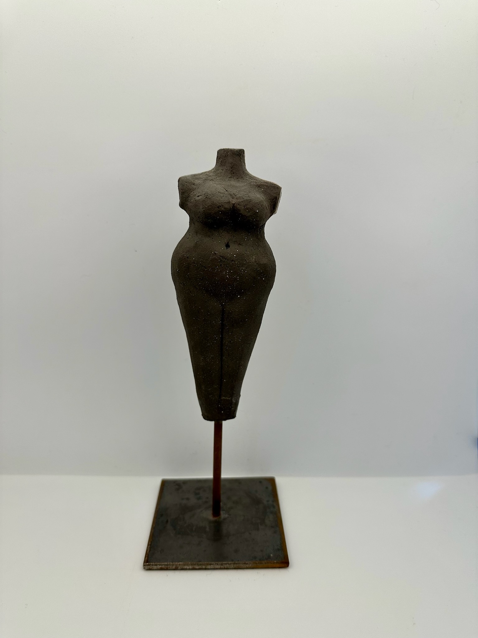 Sculpture en céramique noire – silhouette féminine pulpeuse – Image 2