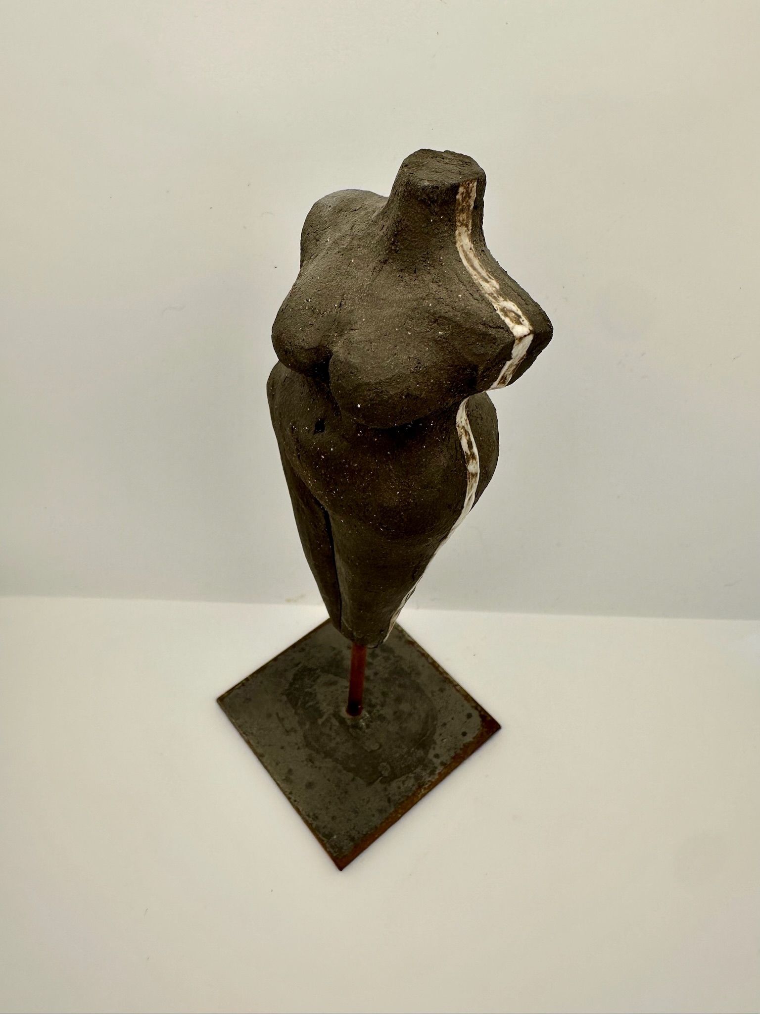 Vénus - Sculpture en céramique noire – Image 2