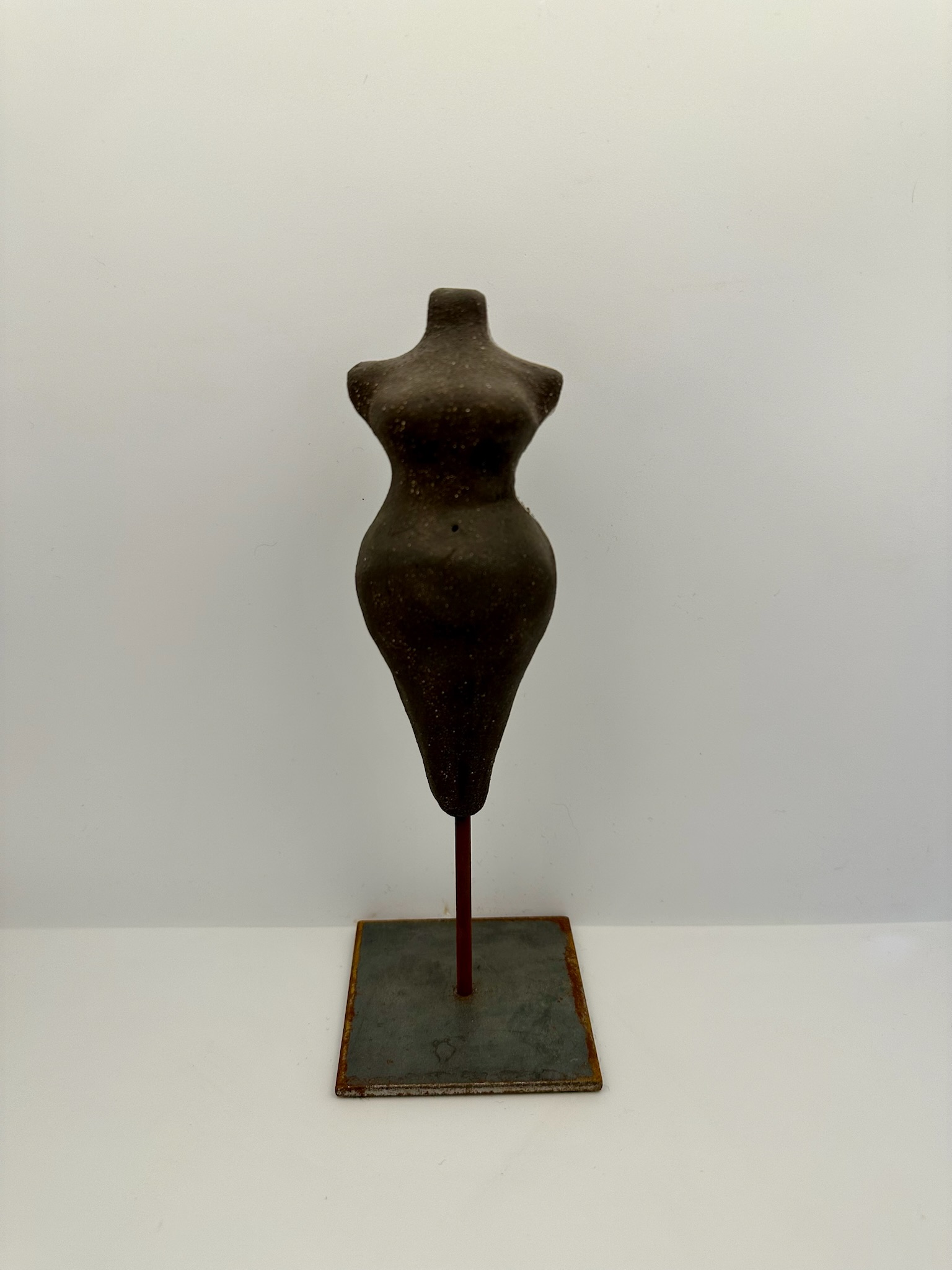 Vénus - Sculpture en céramique noire – Image 3