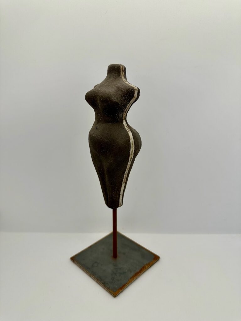 Vénus - Sculpture en céramique noire