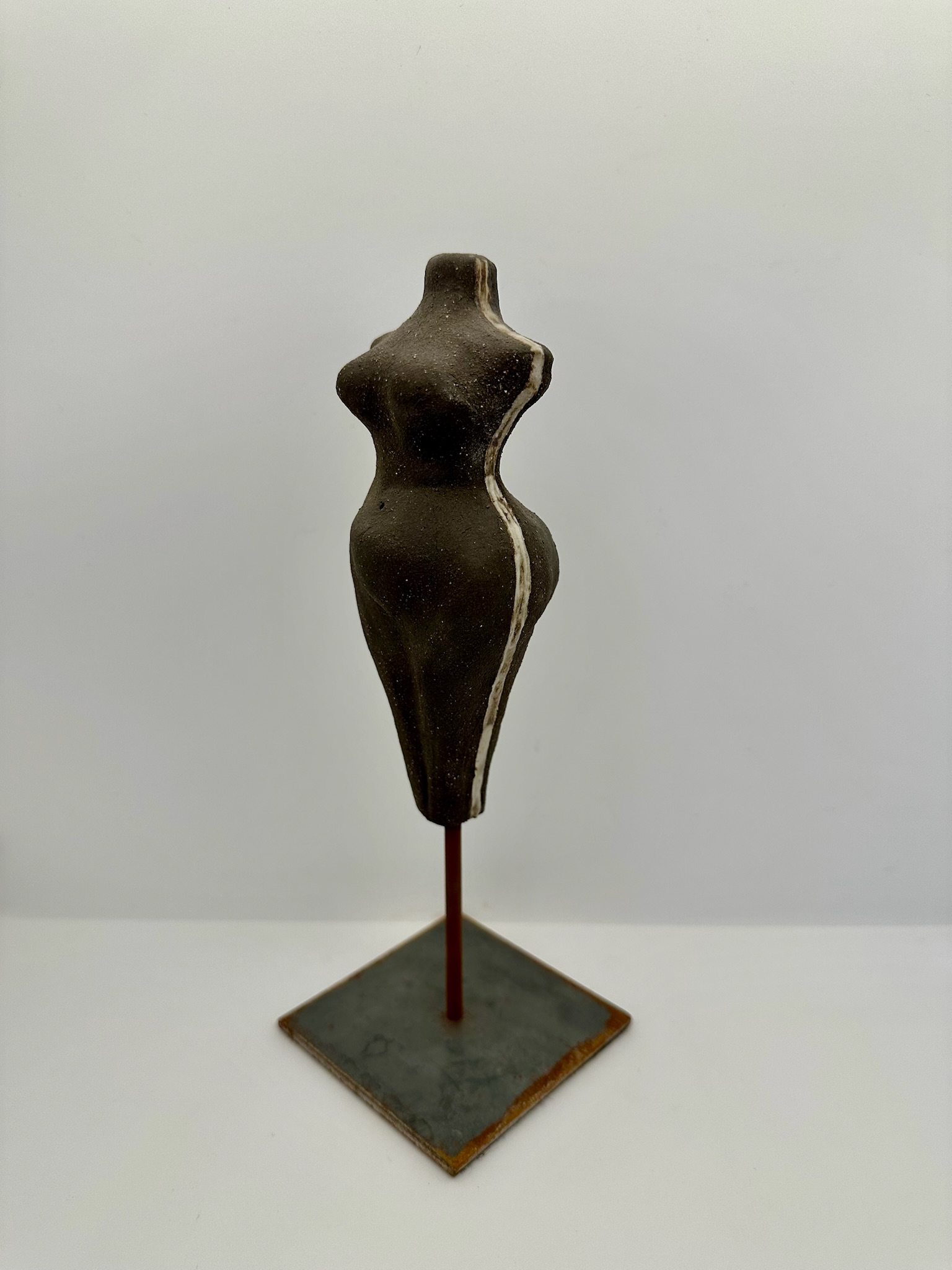 Vénus - Sculpture en céramique noire