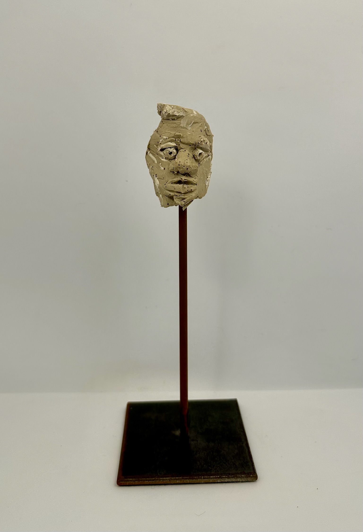 Les Rocailloux - petits visages sculptés sur socle – Image 2