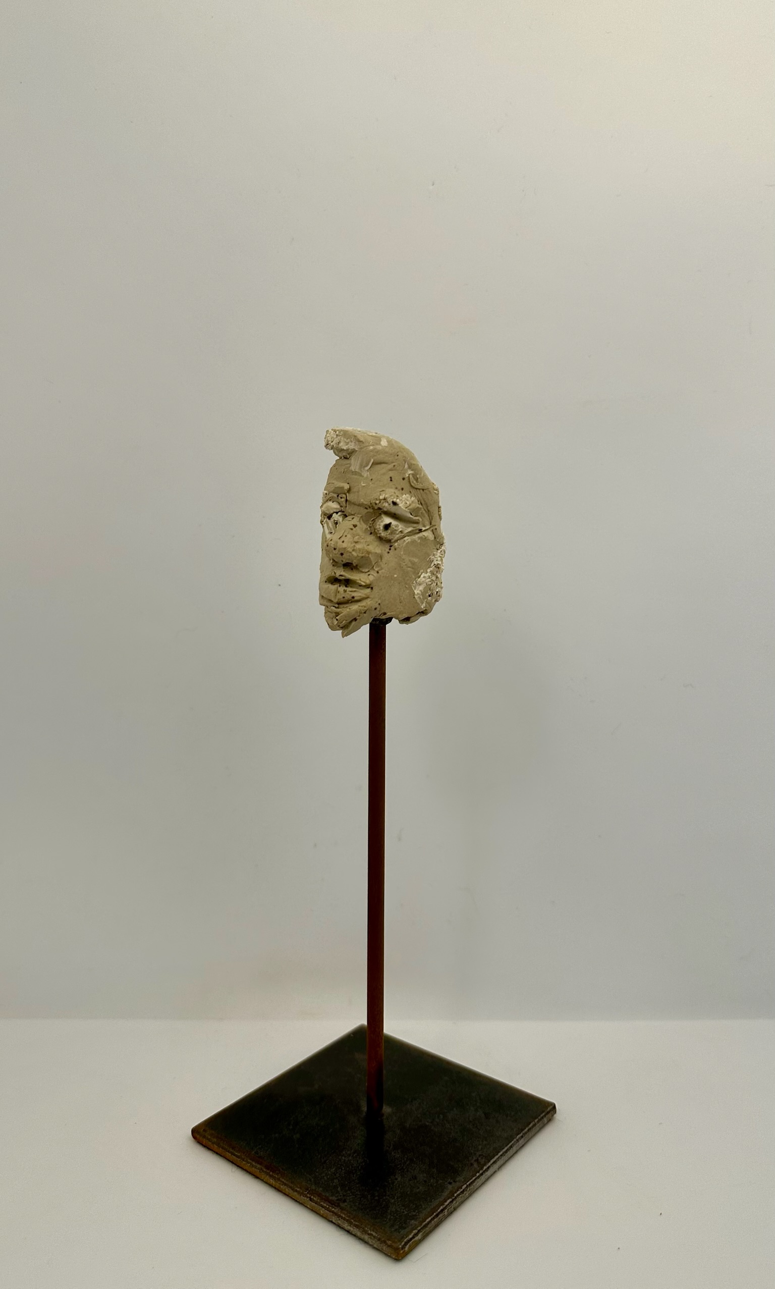 Les Rocailloux - petits visages sculptés sur socle – Image 3