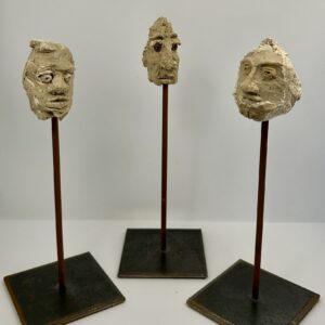 Les Rocailloux - petits visages sculptés sur socle