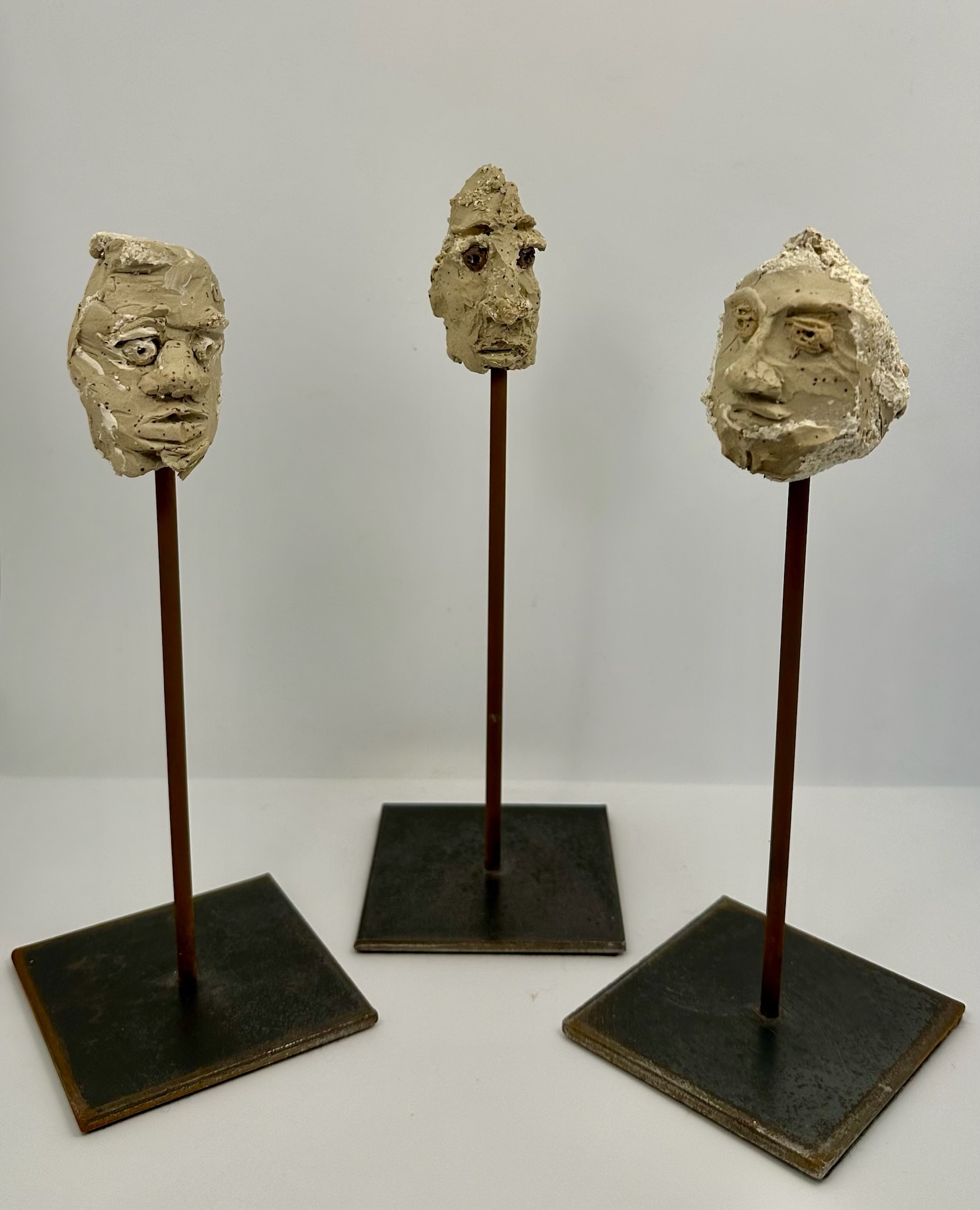 Les Rocailloux - petits visages sculptés sur socle
