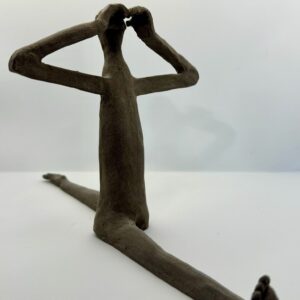 Sculpture observatrice en grès noir