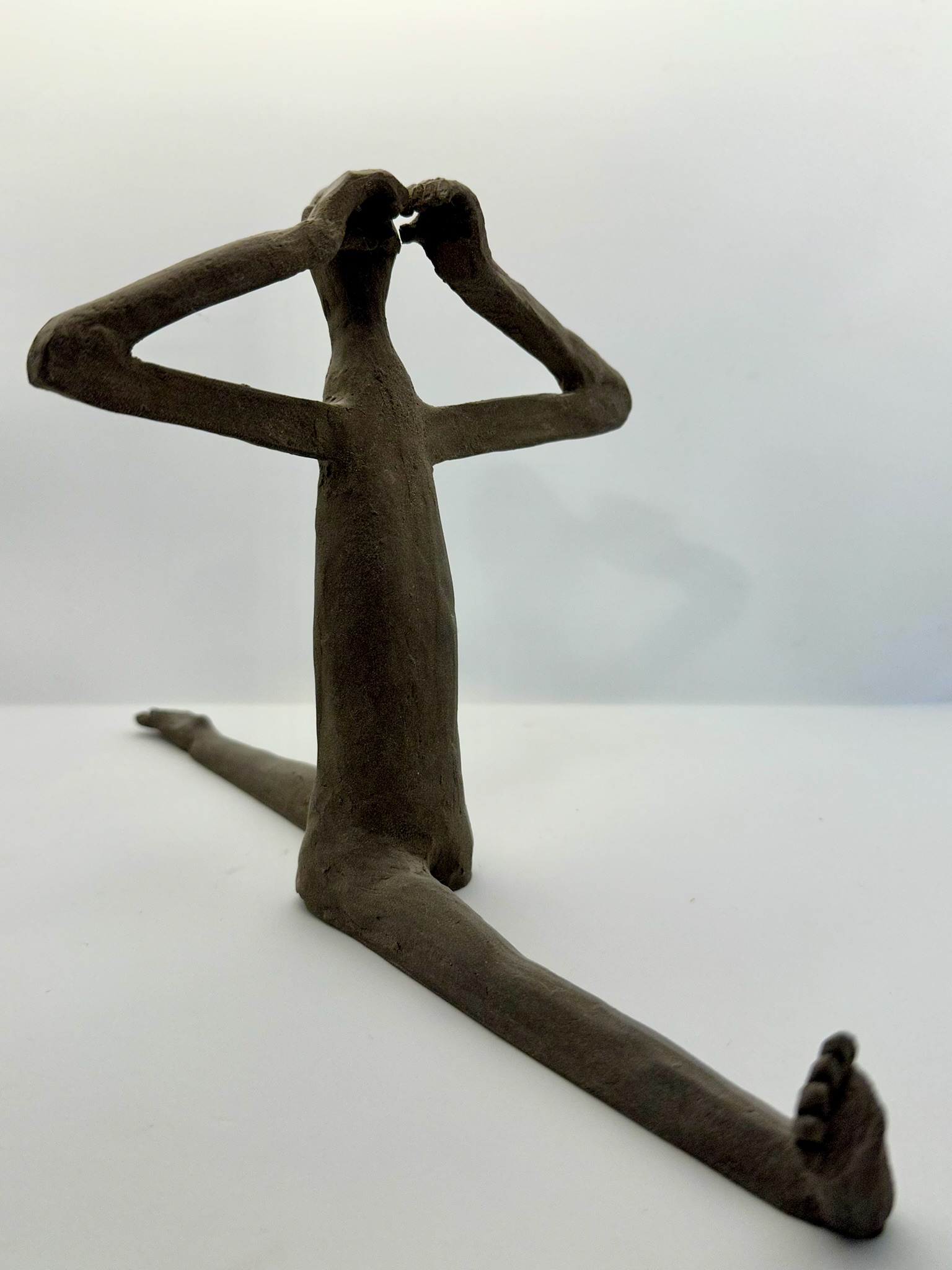 Sculpture observatrice en grès noir