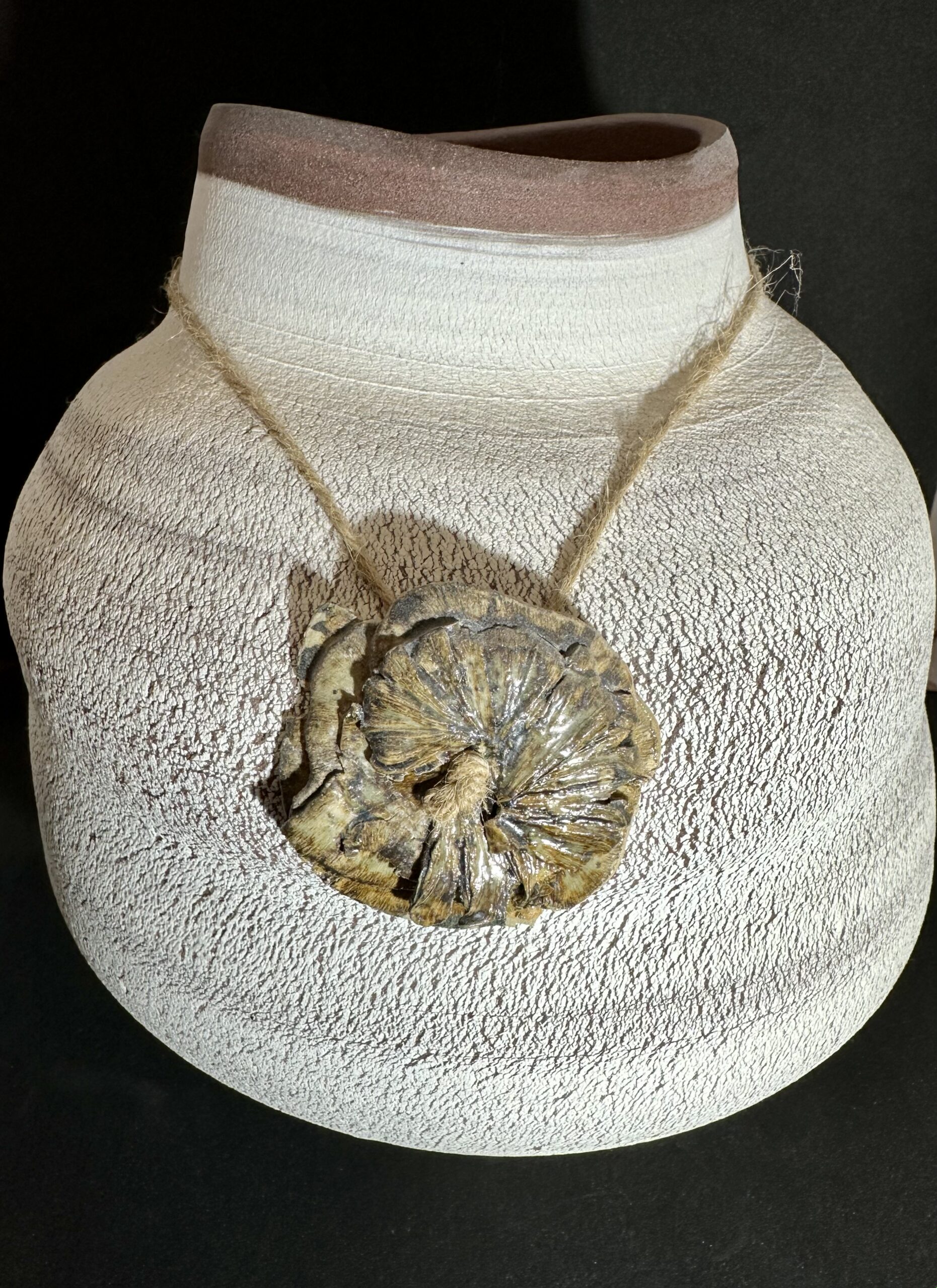 Pot sculptural — Grès texturé & ammonite fossile